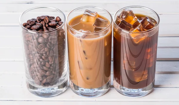 Ahşap Arka Plan Üzerinde Siyah Kahve Soğuk Latte Fasulye Buzlu — Stok fotoğraf