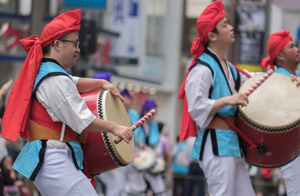 Tokyo Japan Juli 2018 Teilnehmer Schlagen Taiko Trommeln Während Sie — Stockfoto