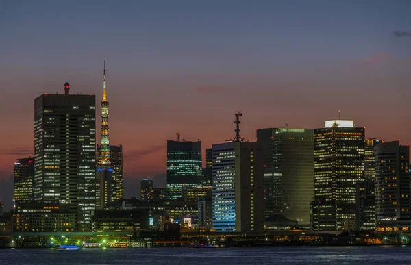 東京タワーと建物夕暮れのダウンタウン — ストック写真