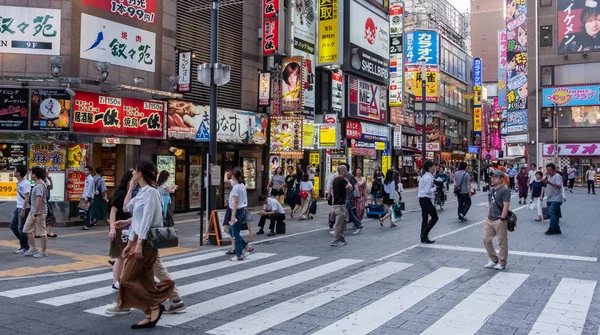 Tokyo Japan Juni 2018 Skaran Turister Och Lokalbefolkning Som Vandrar — Stockfoto