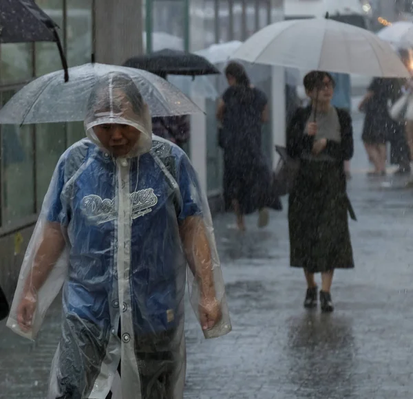 Tokyo Japão Julho 2018 Homem Japonês Avental Capa Chuva Shibuya — Fotografia de Stock