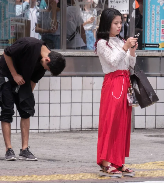 Tokio Japón Agosto 2018 Chica Japonesa Con Smartphone Esperando Para — Foto de Stock