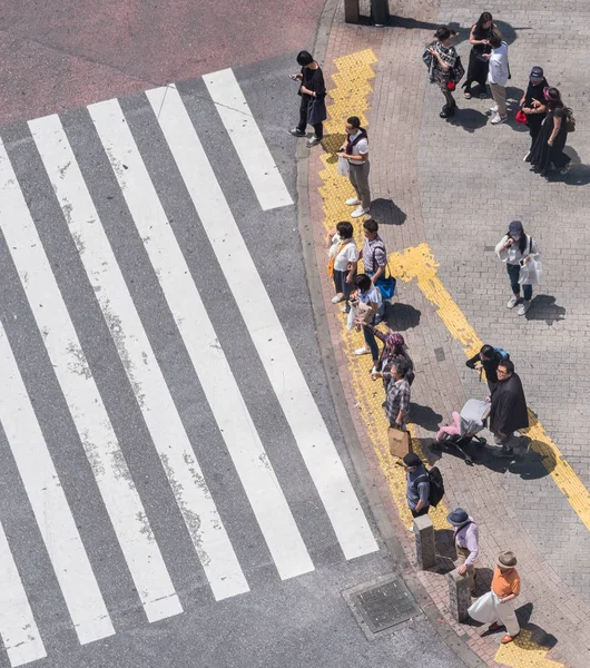 Pessoas Atravessando Estrada Japão — Fotografia de Stock