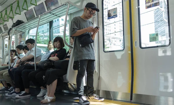 日本东京 2018年8月17日 日本铁路客运列车中的智能手机人 — 图库照片