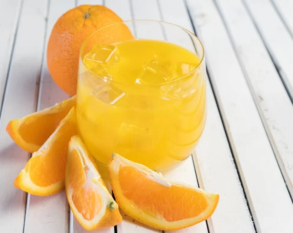 Sumo Laranja Fresco Frio Frutas Mesa Madeira — Fotografia de Stock