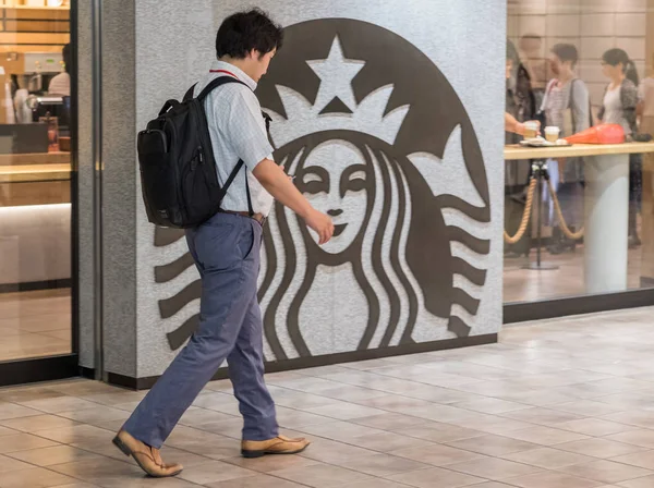 2018 東京都 Ofstarbucks コーヒーの前を歩いていた人の家渋谷出口 — ストック写真