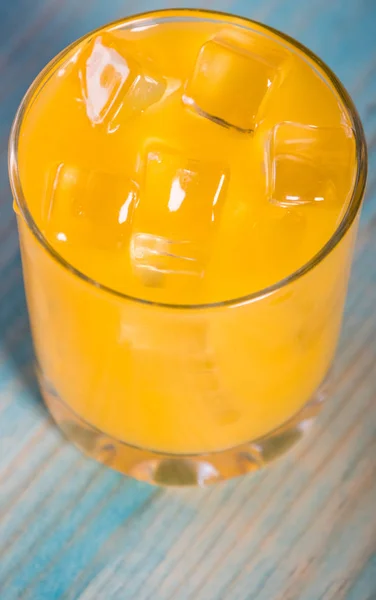 Orangensaft Trinken Mit Eiswürfeln — Stockfoto