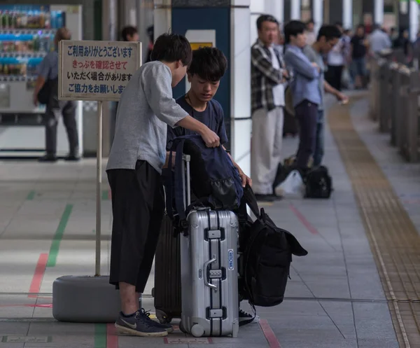 Tokio Japan August 2018 Japanische Teenager Mit Ihrem Gepäck Tokioter — Stockfoto