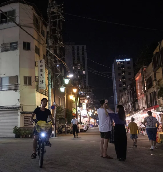 Tokio Japonia Sierpień 2018 Człowiek Jazdy Bicyle Asakusa Piłkę Powrotem — Zdjęcie stockowe