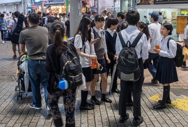 Tokyo Japonya Haziran 2018 Japon Lise Öğrencisi Shibuya Sokakta Geceleri — Stok fotoğraf