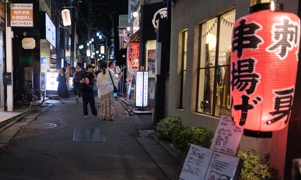 Toquio Japão Agosto 2018 Pessoas Andando Rua Secundária Rua Bairro — Fotografia de Stock