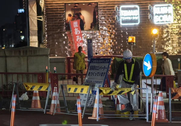 2018 東京都 夜の浅草の街で夜の作業道路建設クルー — ストック写真