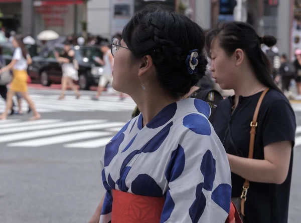 Tokio Japonia Sierpień 2018 Ładny Japonka Yukata Trditional Jezdnię Shibuya — Zdjęcie stockowe