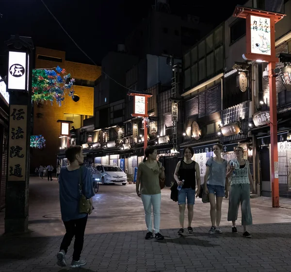 2018 東京都 女性の外国人観光客が夜の浅草の路地裏を探検 — ストック写真