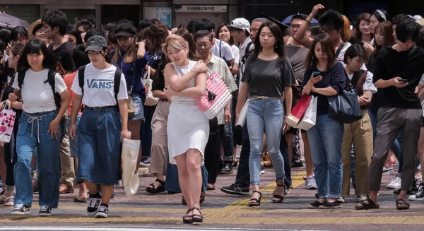 Tokyo Japan August 2018 Pedesrrian Überquert Die Straße Shibuya — Stockfoto