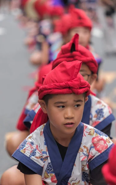 Tokyo, Japonya - 29 Temmuz 2018. Onun rutinleri Shinjuku EISA Festivali'nde sahne renkli geleneksel üniformalı Japon okul çocuğu. Seçici odak.