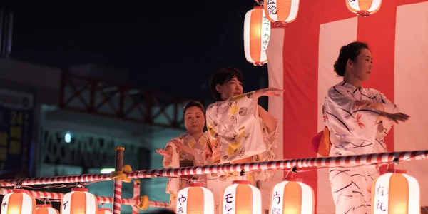 Tokyo, Japonya - 12 Ağustos 2018. Geleneksel yukata Shimokitazawa mahallede Bon Odori kutlama geceleri sahnede dans dansçılar.