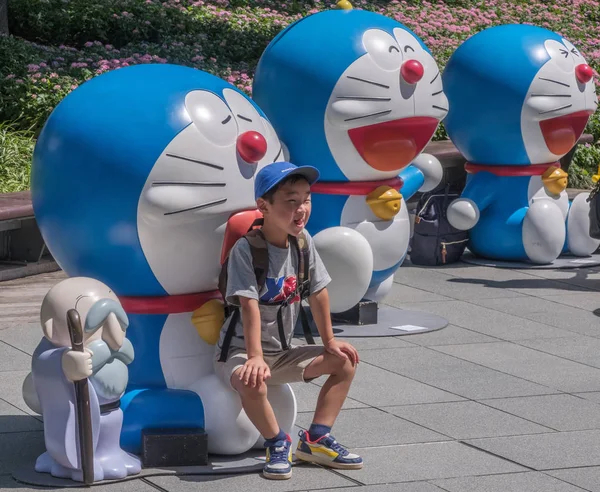 Tokio Japón Agosto 2018 Niños Hacinando Estatuas Doraemon Roppongi Hills —  Fotos de Stock