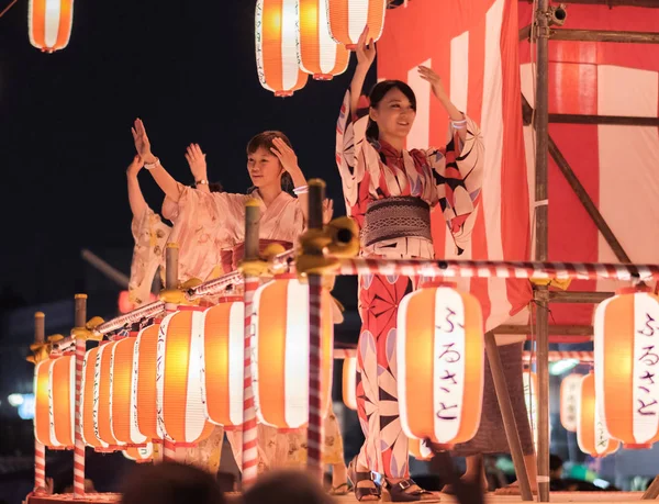 Tokyo, Japonya - 12 Ağustos 2018. Geleneksel yukata Shimokitazawa mahallede Bon Odori kutlama geceleri sahnede dans dansçılar.