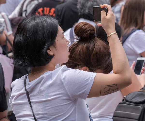 Toquio Japão Agosto 2018 Menina Japonesa Com Smartphone Esperando Para — Fotografia de Stock