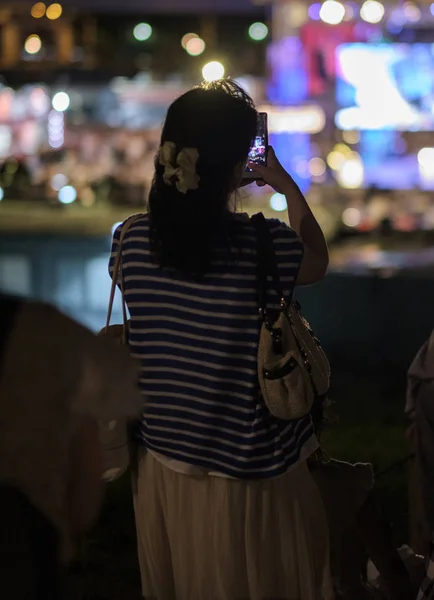 2018 東京都 夜のお台場でスマート フォンで若い日本人の女の子 — ストック写真