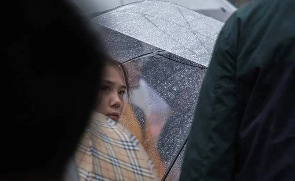 日本东京 2018年7月29日 在涩谷雨季台风季节的日本女孩带伞 — 图库照片