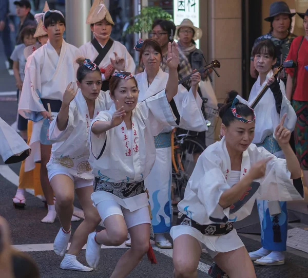 Tokyo, Japonya - 19 Ağustos 2018. Geleneksel giyim Shimokitazawa Awa Odori Festivali sırasında sokakta gerçekleştirme giyen dansçılar.