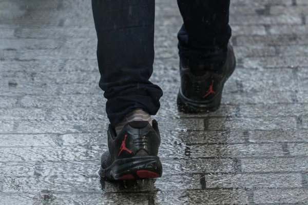 Man Sneakers Walking Wet Street — ストック写真