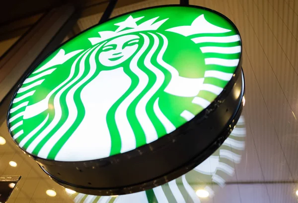 2018 福岡県 スターバックスのコーヒー ショップの照明看板のクローズ アップ表示 — ストック写真