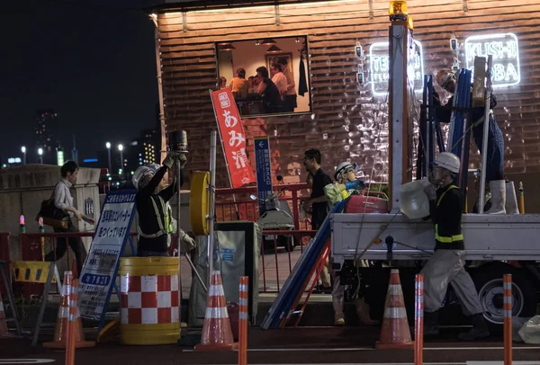 2018 東京都 夜の浅草の街で夜の作業道路建設クルー — ストック写真