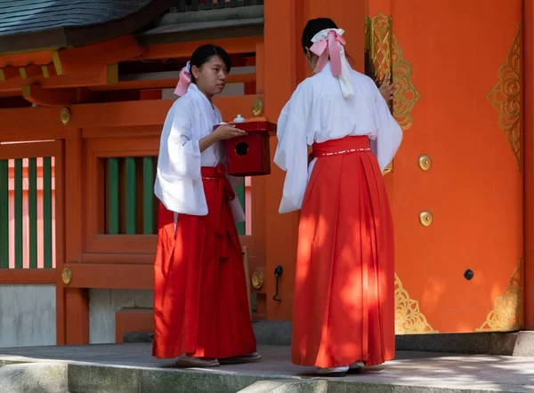 Traje de sacerdotisa japonesa sale