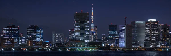 日本东京 2019年6月29日 东京筑地的高层建筑 晚餐游船船 当地称为Yakabutane 在黄昏时分在苏美达河中巡航 — 图库照片