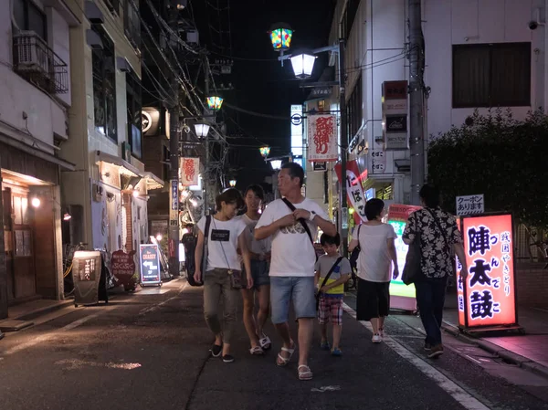 2018 東京都 夜の下北沢の通りの裏通りを歩いて人々 — ストック写真