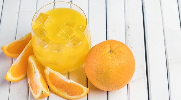 Jus Orange Frais Froid Fruits Sur Table Bois — Photo