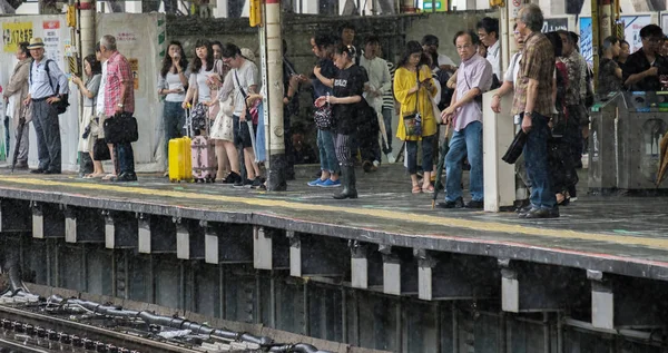 Tokyo Japão Julho 2018 Comutadores Esperando Trem Plataforma Estação Ferroviária — Fotografia de Stock