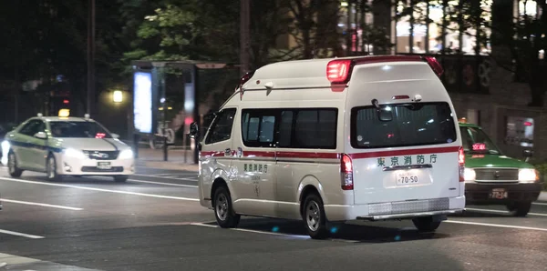 Tokyo, Japonya - 3 Ağustos 2018. Ambulans acil servisler gece Tokyo sokak üzerinden acele.