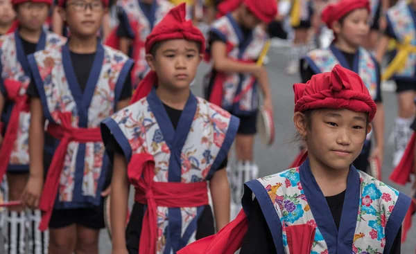 Tokyo, Japonya - 29 Temmuz 2018. Okul çocukları renkli geleneksel Tekdüzen Shinjuku EISA Festivali'nde onların alışılmış çalışma yöntemi gerçekleştirmek için bekliyor.