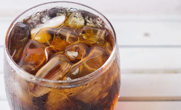 Cola Drinks Auf Glas Mit Eis Auf Holztischplatte — Stockfoto