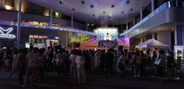 Tokyo, Japonya - 15 Ağustos 2018. Kalabalık önünde Gundam Tema kafede Odaiba toplama.