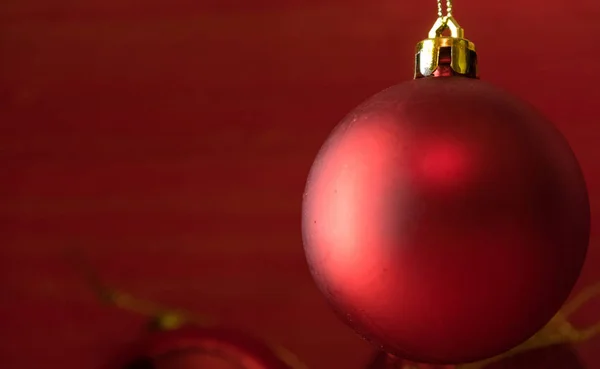 Bola Natal Sobre Fundo Madeira Vermelho — Fotografia de Stock