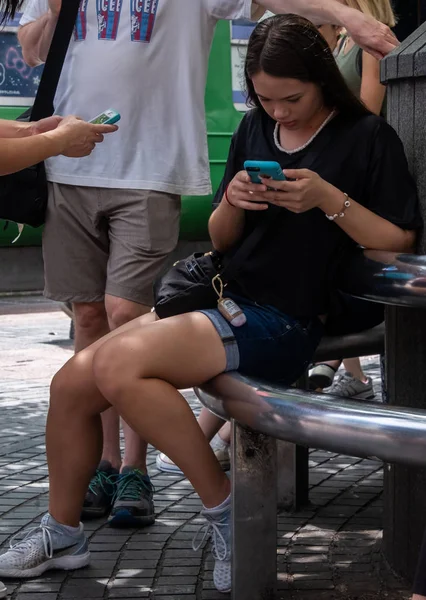 Tokyo Japan Juli 2018 Hübscher Gitl Mit Smartphone Hachiko Square — Stockfoto