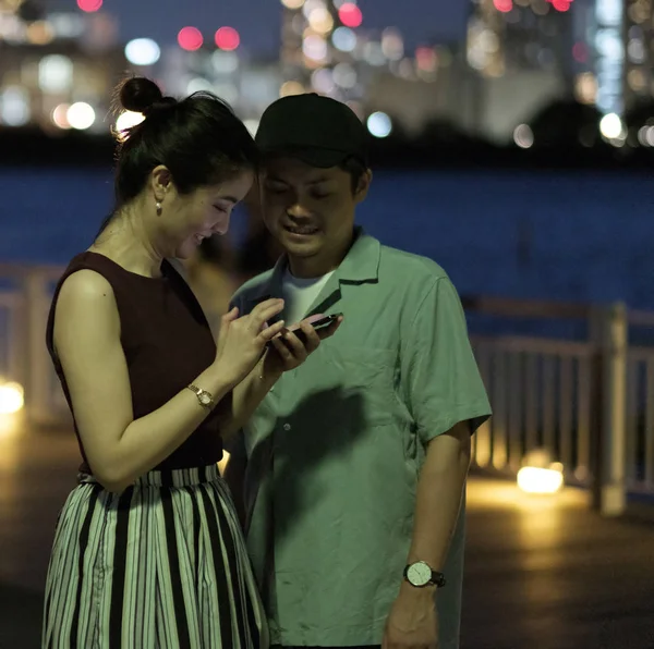 Tokyo Giappone Agosto 2018 Rimantic Coppia Guardando Smartphone Contro Bellissimo — Foto Stock