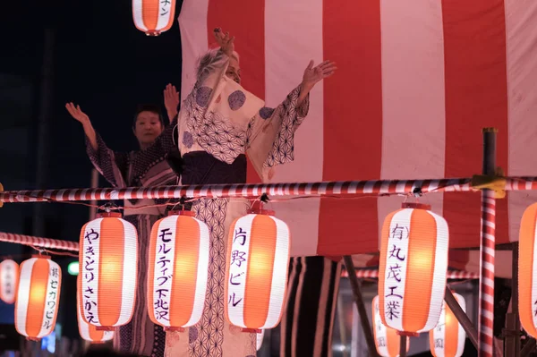 Tokyo, Japonya - 12 Ağustos 2018. Geleneksel yukata Shimokitazawa mahallede Bon Odori kutlama geceleri sahnede dans dansçılar.