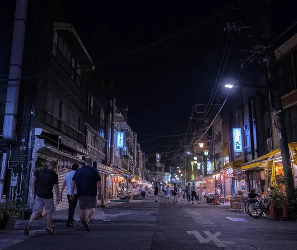 2018 東京都 外国人観光客の夜の浅草の路地裏を探検 — ストック写真