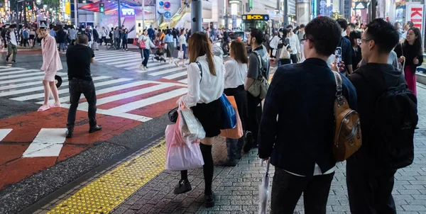 Tokyo, Japonya - 23 Haziran 2018. Geceleri Shibuya içinde karşıya insanlar