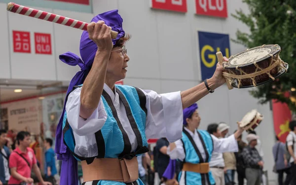 Tokyo, Japonya - 29 Temmuz 2018. Kadın katılımcı EISA Shinjuku Festivali'nde yordamları gerçekleştirirken taiko davul dayak.