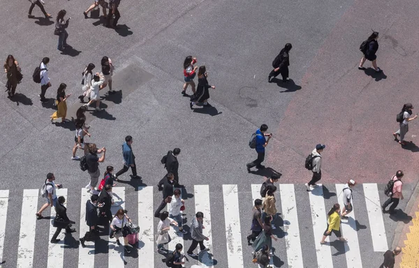 İnsanlar Japonya'da yol geçiş
