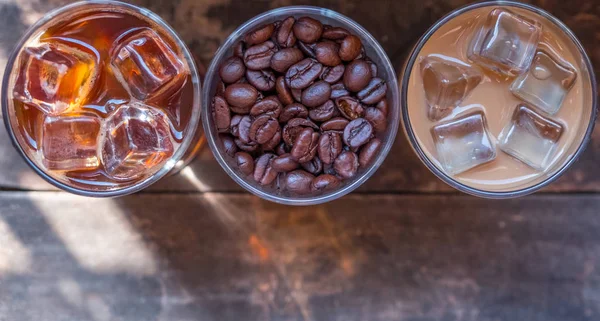 Caffè Freddo Nero Caffè Latte Fagioli Sfondo Legno — Foto Stock