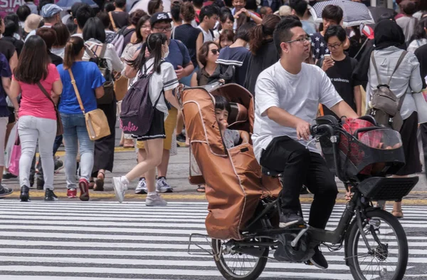 Toquio Japão Agosto 2018 Pai Japonês Montando Uma Bicicleta Utilitária — Fotografia de Stock
