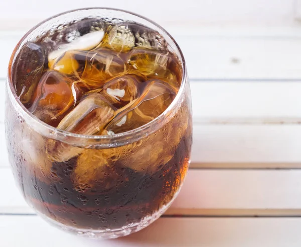 Cola Drinks Auf Glas Mit Eis Auf Holztischplatte — Stockfoto